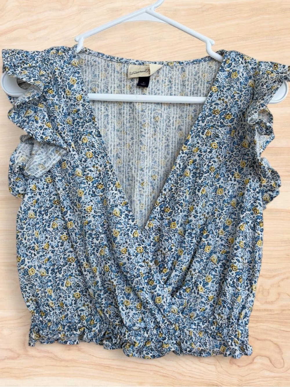 Universal Thread Blue Floral Ruffle V‑Neck Crop Top